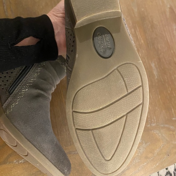 Earth Origins ruched suede side zip bootie size 7 - Picture 10 of 11